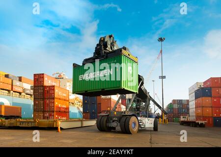 Iquique, Tarapaca Region, Chile - Krangabel laden Frachtschiff mit Containern im Hafen von Iquique. Stockfoto