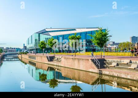 DELFT, NIEDERLANDE, 7. AUGUST 2018: Hauptbahnhof hinter einem Kanal in Delft, Niederlande Stockfoto