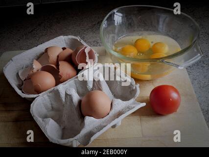 Eigelb in einer Schüssel - Zutaten für ein Omelett Stockfoto