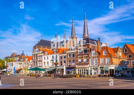 DELFT, NIEDERLANDE, 6. AUGUST 2018: Blick auf den Hauptplatz in Delft, Niederlande Stockfoto