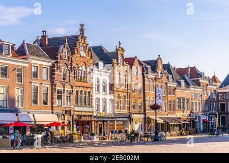 DELFT, NIEDERLANDE, 6. AUGUST 2018: Blick auf den Hauptplatz in Delft, Niederlande Stockfoto