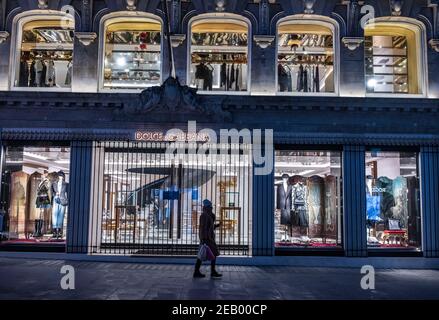 London, Großbritannien. Februar 2021, 10th. Eine Dame passiert Dolce & Gabbana in London, Großbritannien am 10. Februar 2021 während der dritten landesweiten Sperre. Dolce & Gabbana ist ein italienisches Luxus-Modehaus, das 1985 von den italienischen Designern Domenico Dolce und Stefano Gabbana in Legnano gegründet wurde. Quelle: May James/ZUMA Wire/Alamy Live News Stockfoto