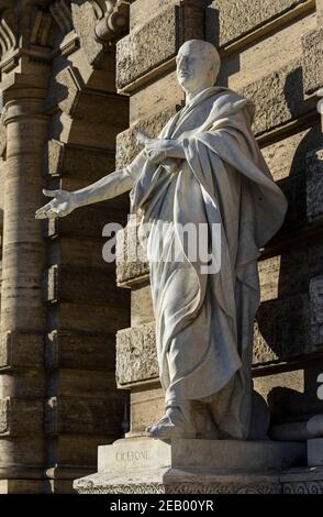 Statue des römischen Redners Cicero vor dem Justizpalast in Rom, Italien. Stockfoto