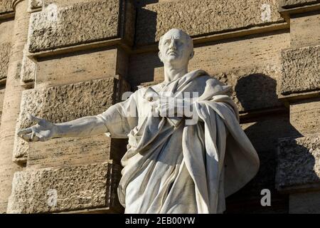 Statue des römischen Redners Cicero vor dem Justizpalast in Rom, Italien. Stockfoto