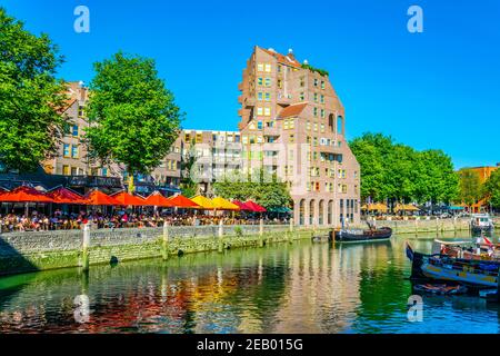ROTTERDAM, NIEDERLANDE, 5. AUGUST 2018: Restaurant am Flussufer in Rotterdam, Niederlande Stockfoto