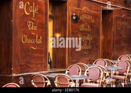 PARIS, FRANKREICH - 14. FEBRUAR 2019: Traditionelles Pariser Café Le Mouffetard in der berühmten Mouffetard Straße, die ein beliebter Markt und Nachtleben ist Stockfoto
