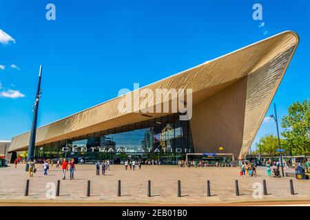 ROTTERDAM, NIEDERLANDE, 5. AUGUST 2018: Blick auf den Hauptbahnhof in Rotterdam, Niederlande Stockfoto