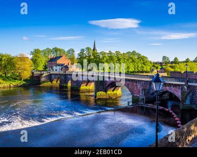 Die Grosvenor Brücke über den Fluss Dee in Chester mit St. Mary's außerhalb der Mauern in der Ferne Stockfoto