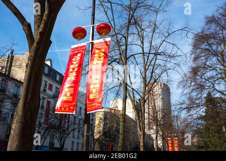 PARIS, FRANKREICH - 14. FEBRUAR 2019: Chinesische Neujahrsfeier in Paris. Straßendekoration mit traditionellen roten Laternen und Wünschen in 13th Bezirk Stockfoto