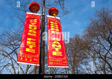 PARIS, FRANKREICH - 14. FEBRUAR 2019: Chinesische Neujahrsfeier in Paris. Straßendekoration mit traditionellen roten Laternen und Wünschen Stockfoto