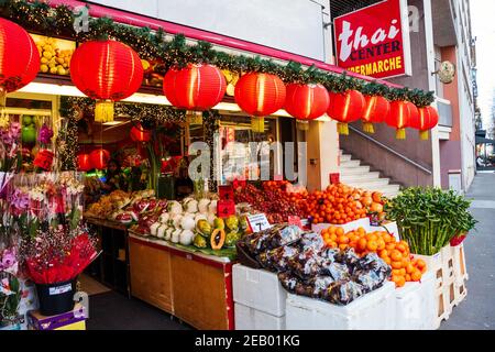 PARIS, FRANKREICH - 14. FEBRUAR 2019: Chinesische Neujahrsfeier in Paris. Asiatisches Lebensmittelgeschäft und dekoriert mit traditionellen roten Laternen im 13th Bezirk Stockfoto