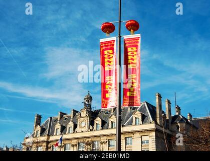 PARIS, FRANKREICH - 14. FEBRUAR 2019: Chinesische Neujahrsfeier in Paris. Straßendekoration mit traditionellen Laternen und Wünschen im 13. Bezirk Stockfoto