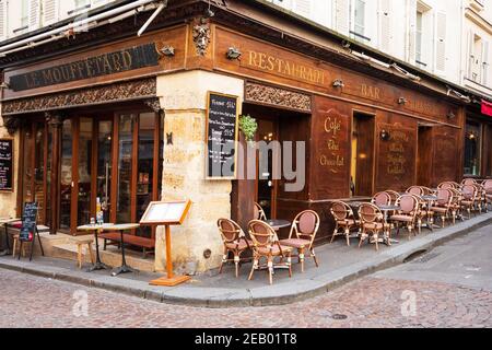 PARIS, FRANKREICH - 14. FEBRUAR 2019: Traditionelles Pariser Café Le Mouffetard in der berühmten Mouffetard-Straße, einer beliebten offenen Markt- und Ausgehstraße Stockfoto