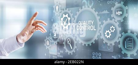 Qualitätssicherung Standard iso Business Technology industrielles Konzept. Geschäftsmann drückt die Taste Stockfoto