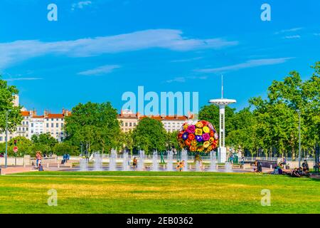 LYON, FRANKREICH, 23. JULI 2017: Auf dem Place Antoinin Poncet in Lyon, Frankreich, spazieren Menschen Stockfoto