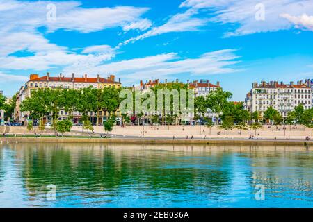 LYON, FRANKREICH, 23. JULI 2017: Flussufer der Rhone in Lyon, Frankreich Stockfoto