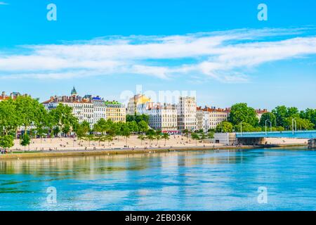 LYON, FRANKREICH, 23. JULI 2017: Flussufer der Rhone in Lyon, Frankreich Stockfoto