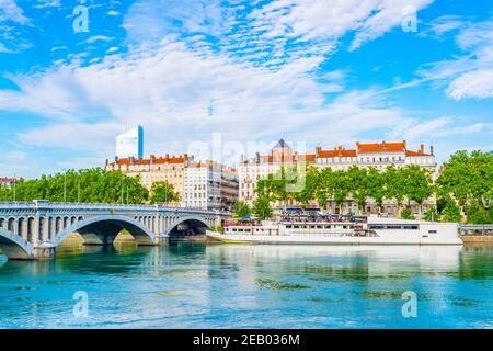 LYON, FRANKREICH, 23. JULI 2017: Flussufer der Rhone in Lyon, Frankreich Stockfoto