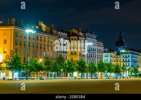 LYON, FRANKREICH, 23. JULI 2017: Nachtansicht des Place Bellecour in Lyon, Frankreich Stockfoto