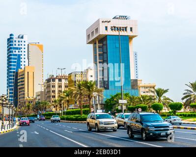 KUWAIT-STADT, KUWAIT, 5. NOVEMBER 2016: Blick auf den Verkehr auf einer belebten Straße im Zentrum von Kuwait. Stockfoto