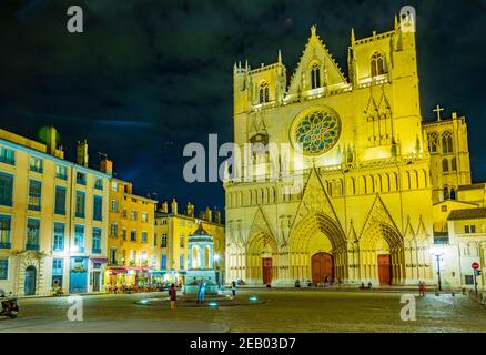 LYON, FRANKREICH, 23. JULI 2017: Nachtansicht der Kathedrale saint jean baptist im historischen Zentrum von Lyon, Frankreich Stockfoto