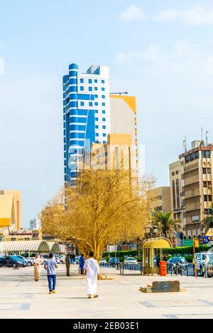 KUWAIT-STADT, KUWAIT, 5. NOVEMBER 2016: Blick auf den Verkehr auf einer belebten Straße im Zentrum von Kuwait. Stockfoto