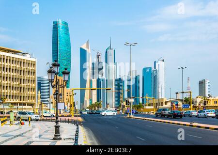 KUWAIT-STADT, KUWAIT, 5. NOVEMBER 2016: Blick auf den Verkehr auf einer belebten Straße im Zentrum von Kuwait. Stockfoto