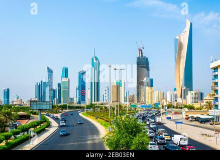 KUWAIT-STADT, KUWAIT, 5. NOVEMBER 2016: Blick auf den Verkehr auf einer belebten Straße im Zentrum von Kuwait. Stockfoto