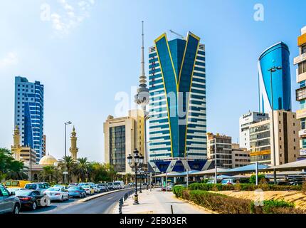 KUWAIT-STADT, KUWAIT, 5. NOVEMBER 2016: Blick auf den Verkehr auf einer belebten Straße im Zentrum von Kuwait. Stockfoto