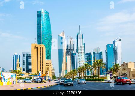 KUWAIT-STADT, KUWAIT, 5. NOVEMBER 2016: Blick auf den Verkehr auf einer belebten Straße im Zentrum von Kuwait. Stockfoto