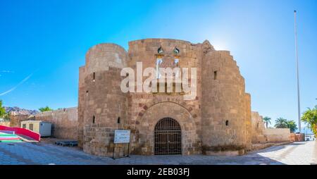 AQABA, JORDANIEN, 5. JANUAR 2019:Blick bei Sonnenuntergang auf das Schloss Aqaba in Jordanien Stockfoto