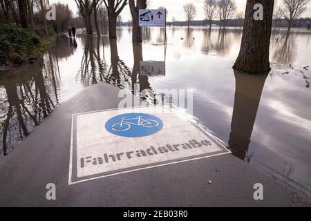 Rheinflut am 5th. Februar. 2021, überflutete Fahrradstraße am Rheinufer im Landkreis Poll, Köln, Deutschland. Hochwasser d Stockfoto