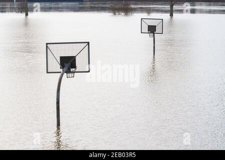 Rheinflut am 5th. Februar. 2021, überschwemmter Basketballplatz am Rheinufer im Kreis Poll, Köln, Deutschland. Hochwasser Stockfoto