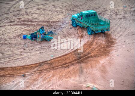 WADI RUM, JORDANIEN, 4. JANUAR 2019: Eine Gruppe beduinen bereitet das Abendessen in der Wadi Rum Wüste in Jordanien zu Stockfoto