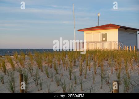 Der Blick über die Düne im wunderschönen und kleinen Badeort Zempin zum Rettungsschwimmerturm. Stockfoto