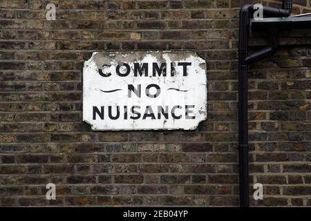 Begehen Sie kein Ärgernis Zeichen an der Wand eines Hauses in Hackney, London Stockfoto