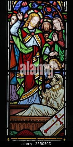 Ein Buntglasfenster von R. B. Edmundson, das die Auferweckung des Lazarus, All Saints Church, Boltongate, Cumbria, England, darstellt Stockfoto