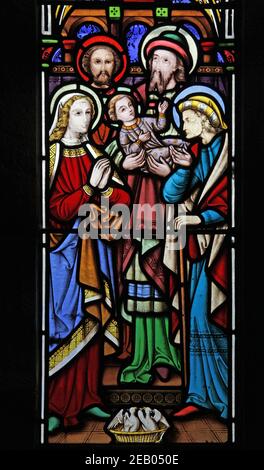 Ein Buntglasfenster von R. B. Edmundson, das die Darstellung von Jesus im Tempel, All Saints Church, Boltongate, Cumbria, England, darstellt Stockfoto