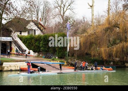 ILE-DE-FRANCE, FRANKREICH - 26. JANUAR 2019: Ausbildung von Juniorrudern am Fluss Marne. Boys tragen und bekommen das Boot im Wasser. Stockfoto