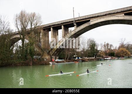 ILE-DE-FRANCE, FRANKREICH - 26. JANUAR 2019: Ausbildung von Juniorrudern am Fluss Marne. Stockfoto