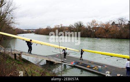 ILE-DE-FRANCE, FRANKREICH - 26. JANUAR 2019: Ausbildung von Juniorrudern am Fluss Marne. Boys tragen und bekommen das Boot im Wasser. Stockfoto