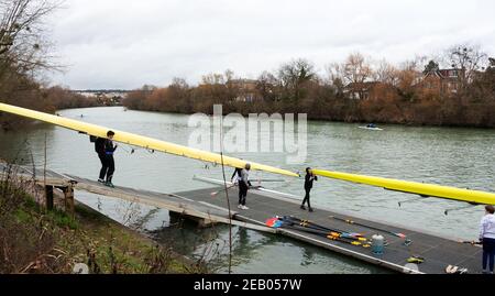 ILE-DE-FRANCE, FRANKREICH - 26. JANUAR 2019: Ausbildung von Juniorrudern am Fluss Marne. Boys tragen und bekommen das Boot im Wasser. Stockfoto