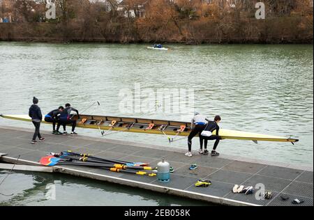 ILE-DE-FRANCE, FRANKREICH - 26. JANUAR 2019: Ausbildung von Juniorrudern am Fluss Marne. Boys tragen und bekommen das Boot im Wasser. Stockfoto