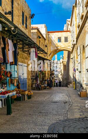 JERUSALEM, ISRAEL, 8. SEPTEMBER 2018: In der Altstadt Jerusalems, Israel, schlendern die Menschen über Dolorosa Stockfoto