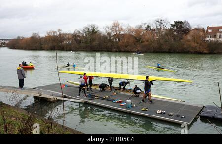 ILE-DE-FRANCE, FRANKREICH - 26. JANUAR 2019: Ausbildung von Juniorrudern am Fluss Marne. Boys tragen und bekommen das Boot im Wasser. Stockfoto