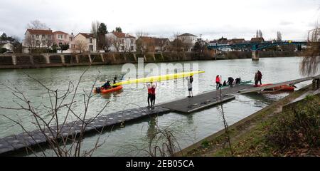 ILE-DE-FRANCE, FRANKREICH - 26. JANUAR 2019: Ausbildung von Juniorrudern am Fluss Marne. Boys tragen und bekommen das Boot im Wasser. Stockfoto