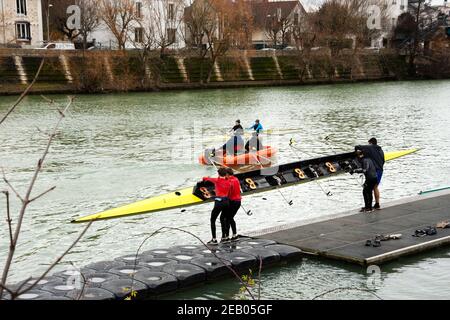 ILE-DE-FRANCE, FRANKREICH - 26. JANUAR 2019: Ausbildung von Juniorrudern am Fluss Marne. Boys tragen und bekommen das Boot im Wasser. Stockfoto