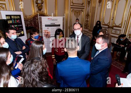 Paris, Frankreich. Feb 11 2021: Der französische Premierminister Jean Castex, die französische Kulturministerin Roselyne Bachelot und die französische Juniorministerin für Geschlechtergleichstellung Elisabeth Moreno bei der Verleihung des dritten Ilan Halimi-Preises zur Bekämpfung von Rassismus und Antisemitismus am 11. Februar 2021 im Hotel de Matignon in Paris. Mit dem Ilan Halimi-Preis wird eine kollektive Arbeit von Jugendlichen unter 25 Jahren gewürdigt, die gegen rassistische und antisemitische Vorurteile und Stereotypen vorgegangen sind. Kredit: Abaca Presse/Alamy Live Nachrichten Gutschrift: Abaca Presse/Alamy Live Nachrichten Stockfoto