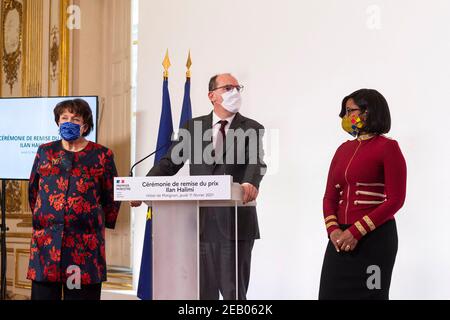 Paris, Frankreich. Feb 11 2021: Der französische Premierminister Jean Castex, die französische Kulturministerin Roselyne Bachelot und die französische Juniorministerin für Geschlechtergleichstellung Elisabeth Moreno bei der Verleihung des dritten Ilan Halimi-Preises zur Bekämpfung von Rassismus und Antisemitismus am 11. Februar 2021 im Hotel de Matignon in Paris. Mit dem Ilan Halimi-Preis wird eine kollektive Arbeit von Jugendlichen unter 25 Jahren gewürdigt, die gegen rassistische und antisemitische Vorurteile und Stereotypen vorgegangen sind. Kredit: Abaca Presse/Alamy Live Nachrichten Gutschrift: Abaca Presse/Alamy Live Nachrichten Stockfoto