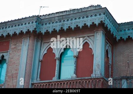 Ein altes Haus im gotischen und barocken Stil und mit spitzen Bögen (Pesaro, Italien, Europa) Stockfoto